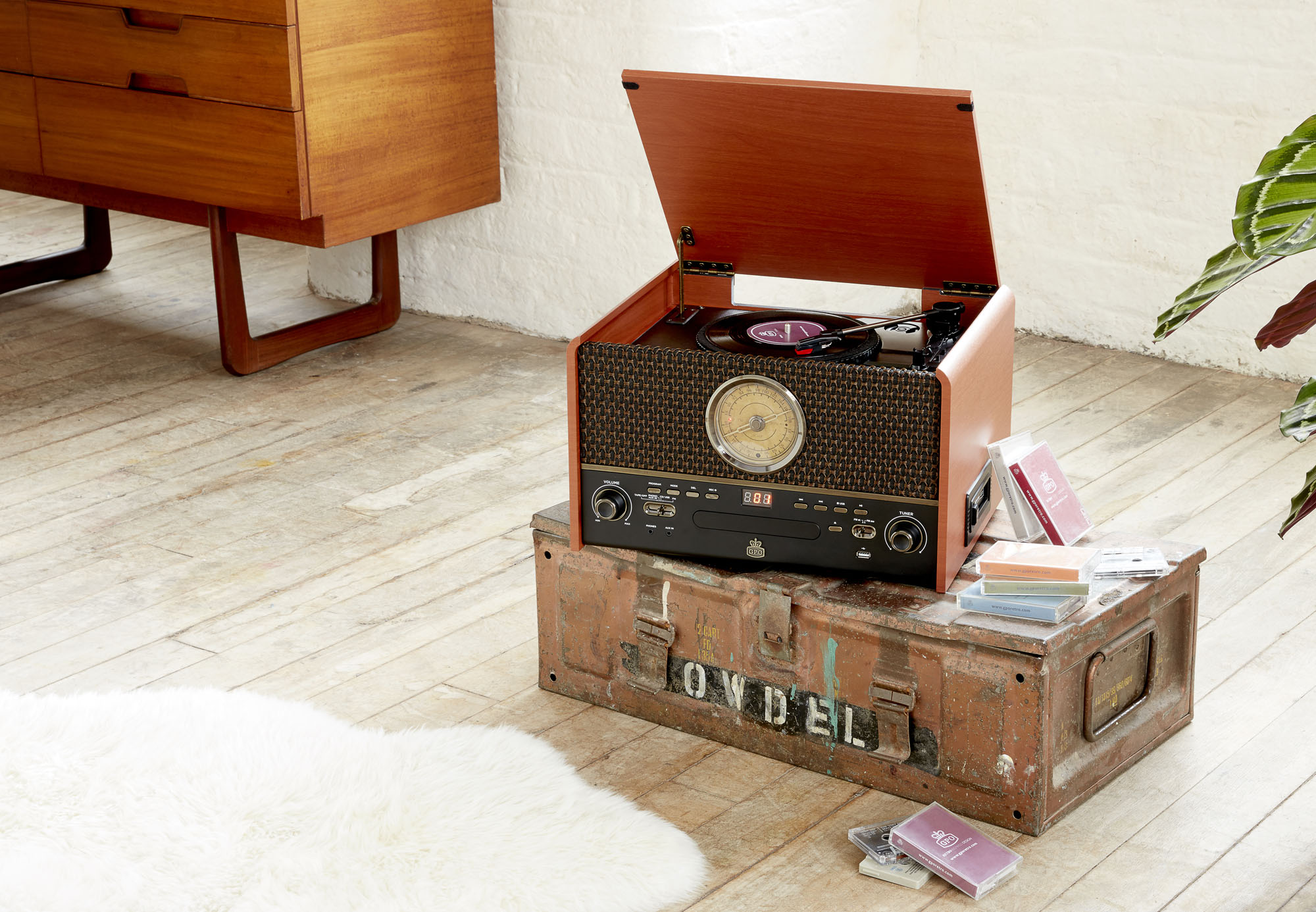 Chesterton - Turntable with Radio