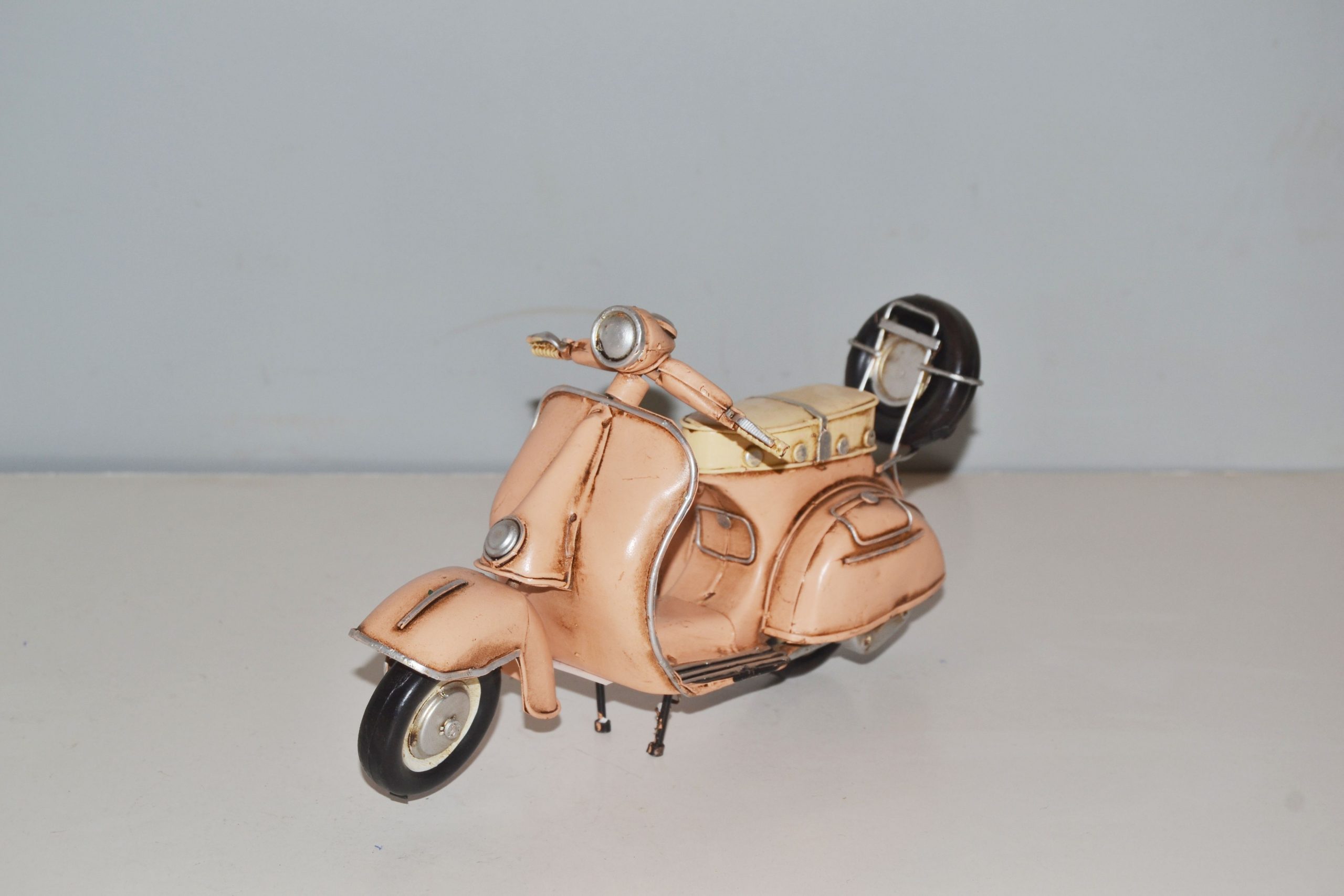 VESPA 1950 ROLLER VINTAGE METAL COLLECTION BIKES - Image 2