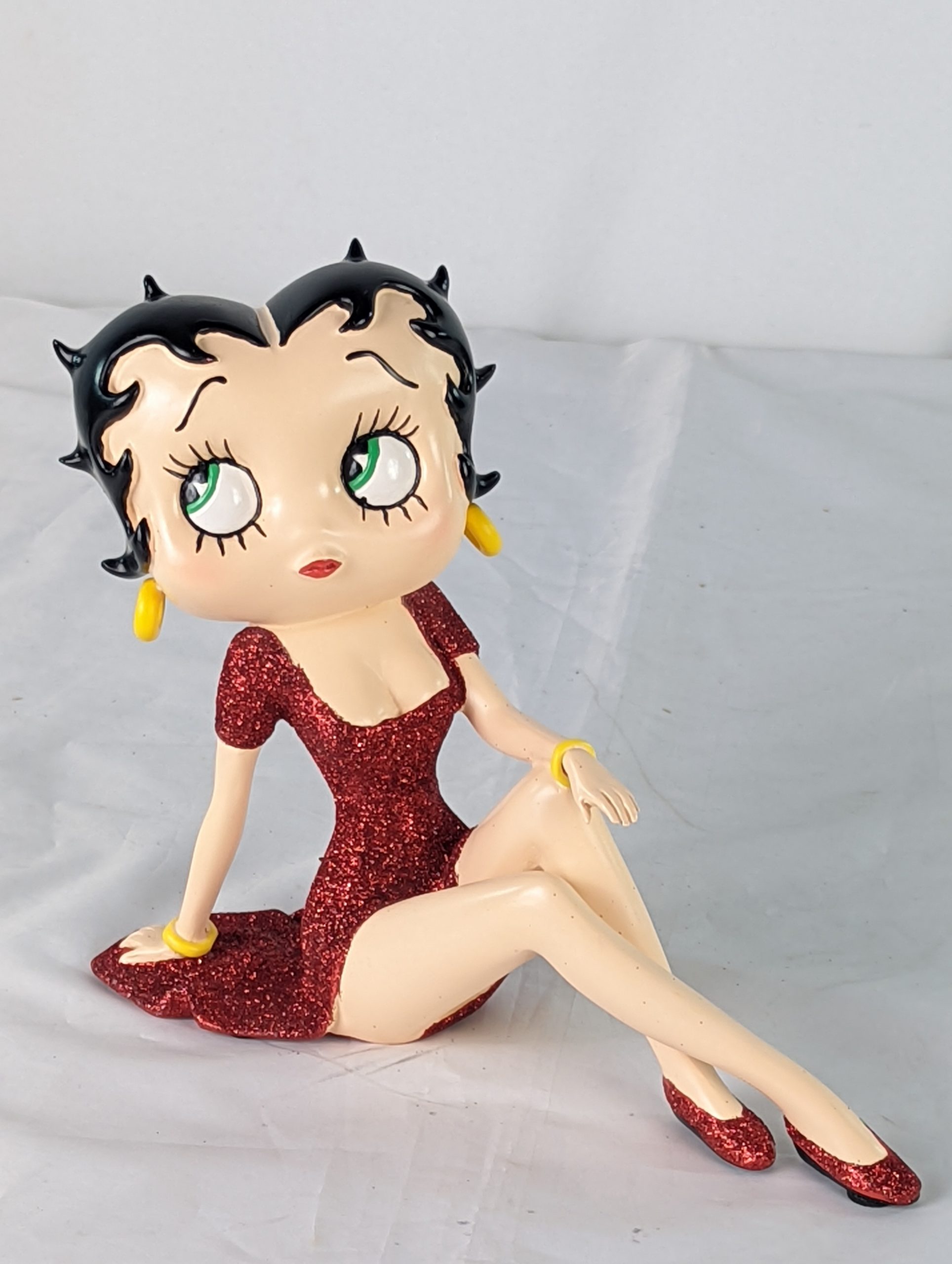 Betty Boop Demure (Red Glitter Dress)21.5cm H: 16 x W: 21.5 x D: 8.0cm 2Be